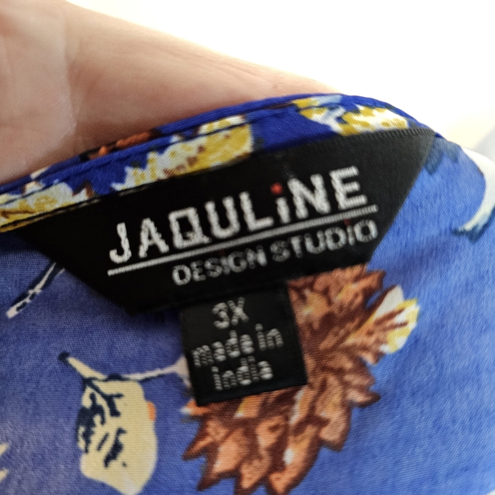 2/$20 Jaquline Design Studio 3X Keyhole Neck Floral Top - Picture 3 of 7